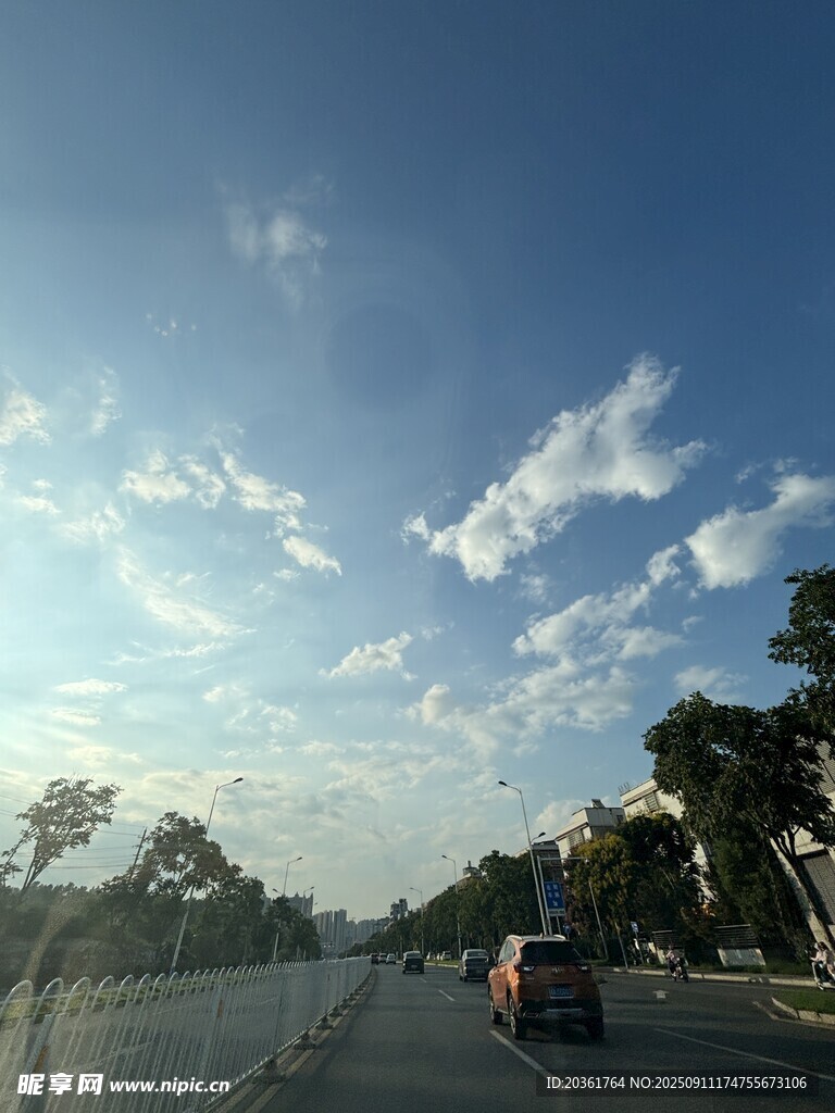 公路上的車輛與藍天白云