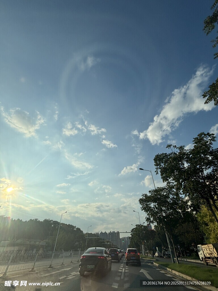 公路上的美麗天空與車輛