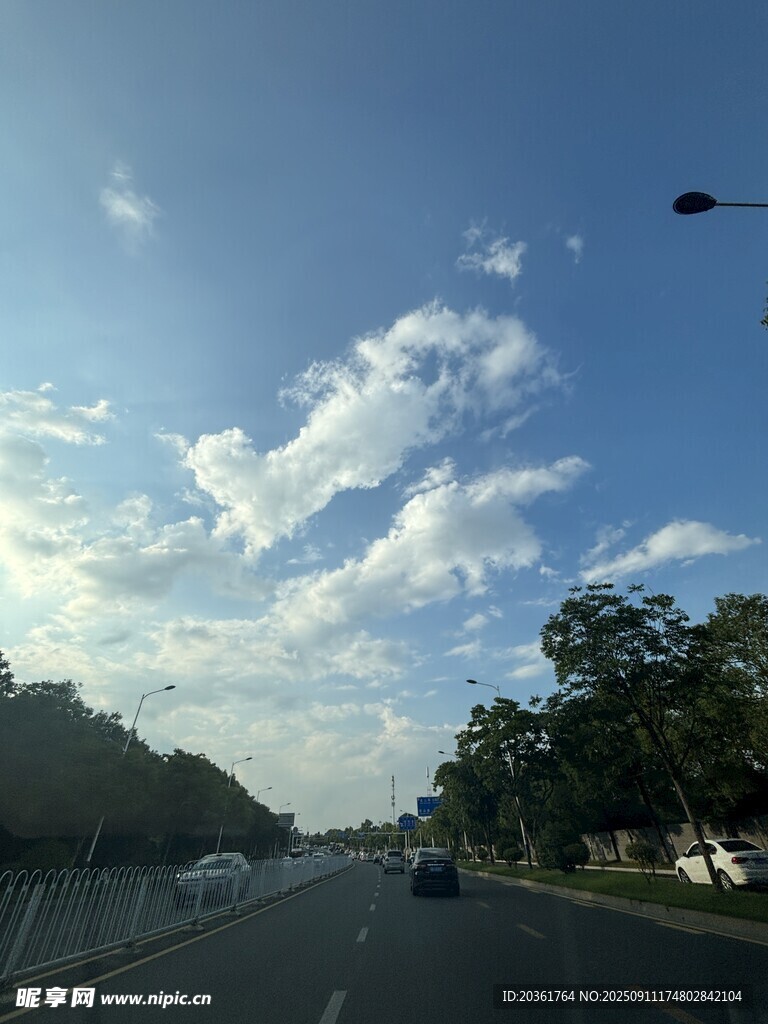 公路上的藍(lán)天白云美景