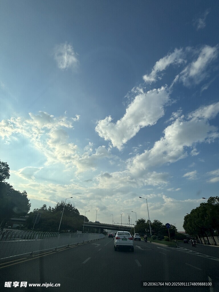 公路上的藍天白云美景