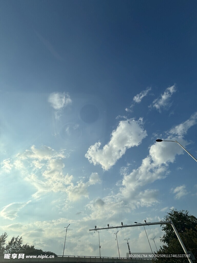 藍(lán)天之下的戶外景象