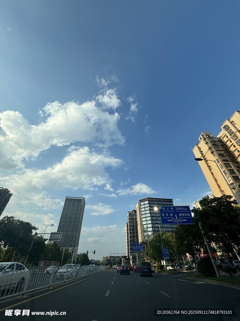 城市街道藍(lán)天白云景象