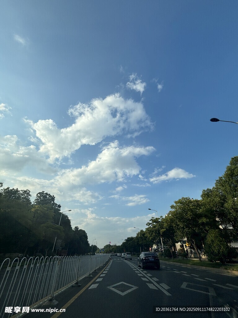 晴朗公路上的開闊風(fēng)景