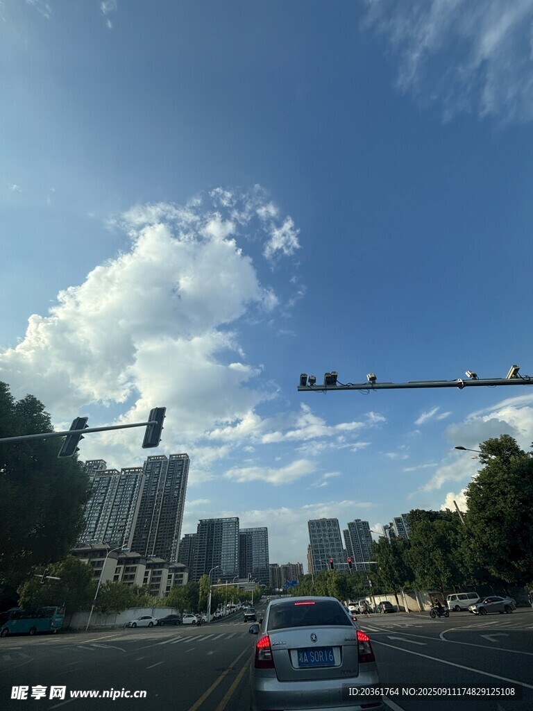 城市道路上的藍(lán)天白云景象