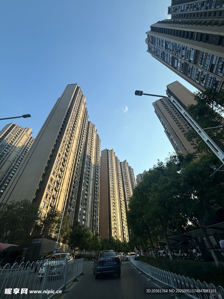 城市高樓林立的街道景觀