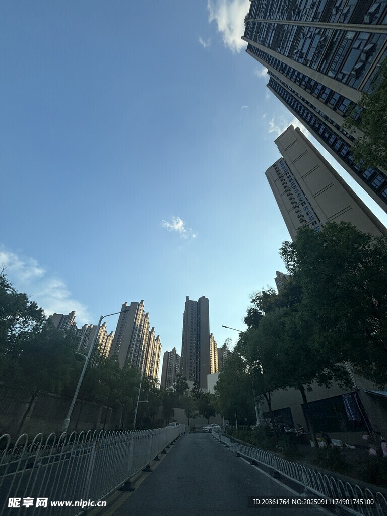 城市街道與林立高樓景觀