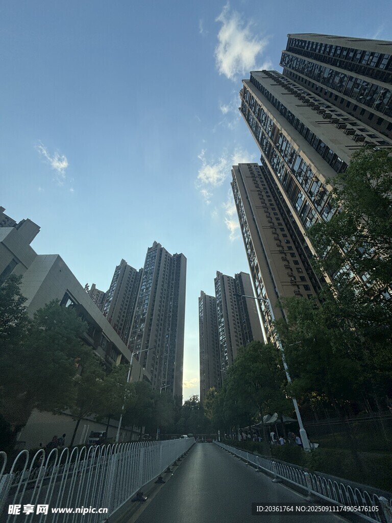 城市道路旁的高樓景觀