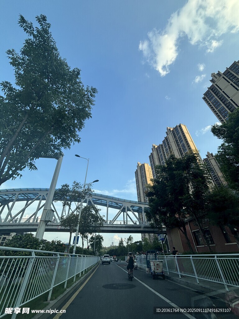 城市中行人與橋梁風(fēng)景