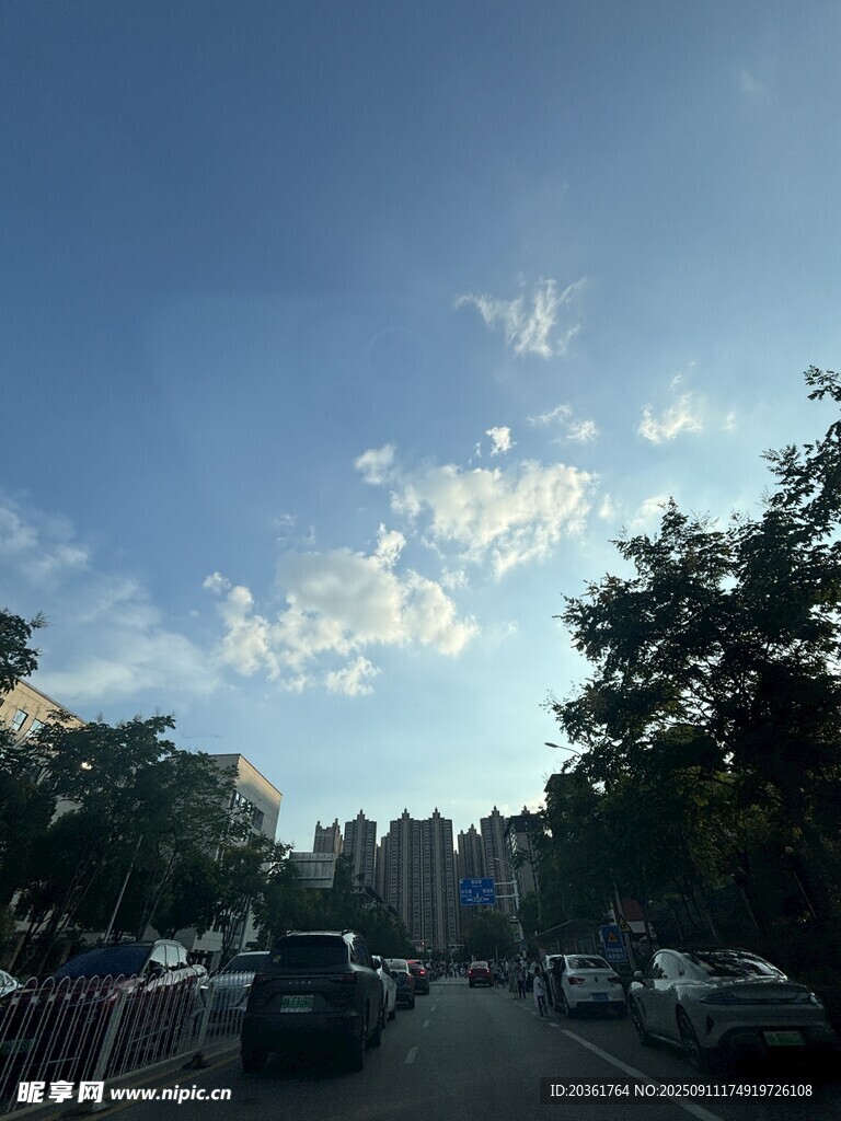 城市道路上的藍天白云景象