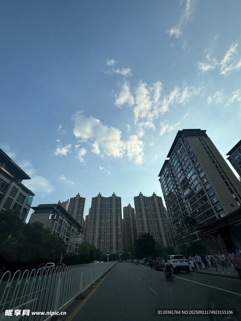 城市街道上空的藍(lán)天白云