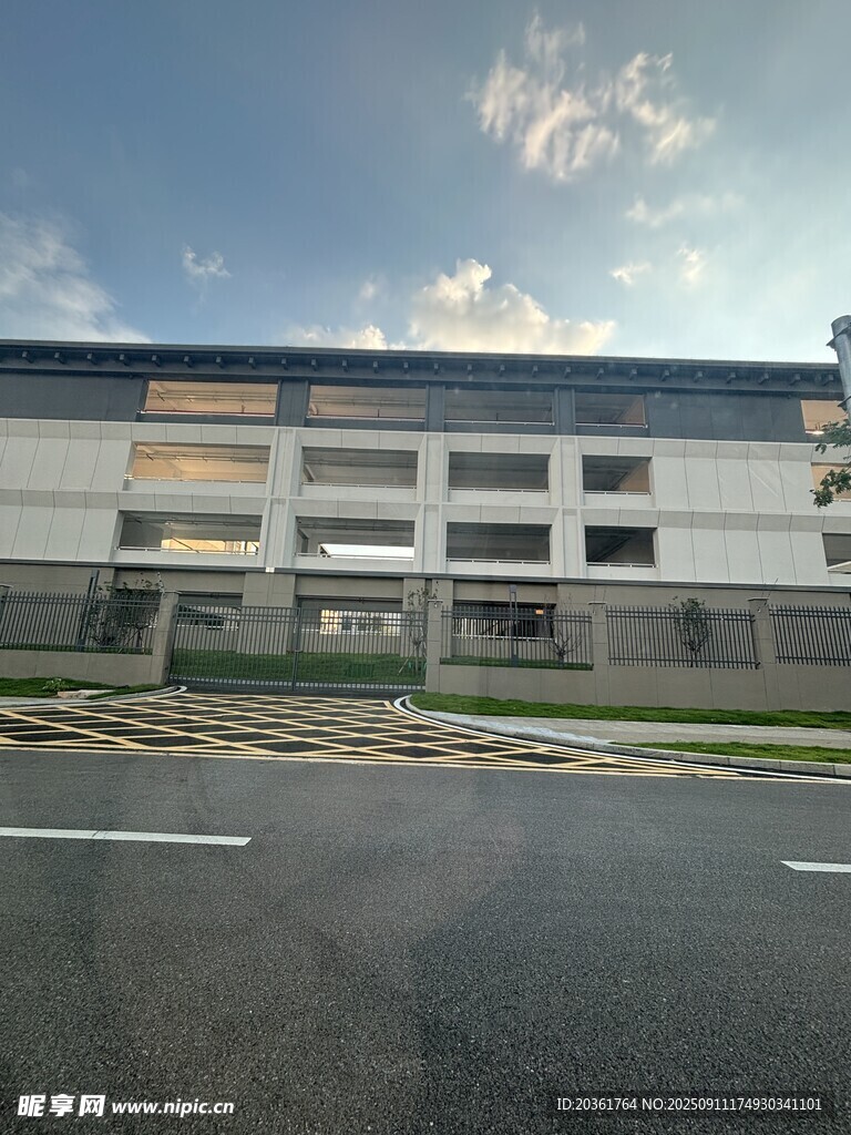 現(xiàn)代風(fēng)格多層建筑外觀