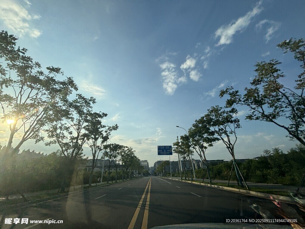 公路旁綠樹藍(lán)天風(fēng)景美