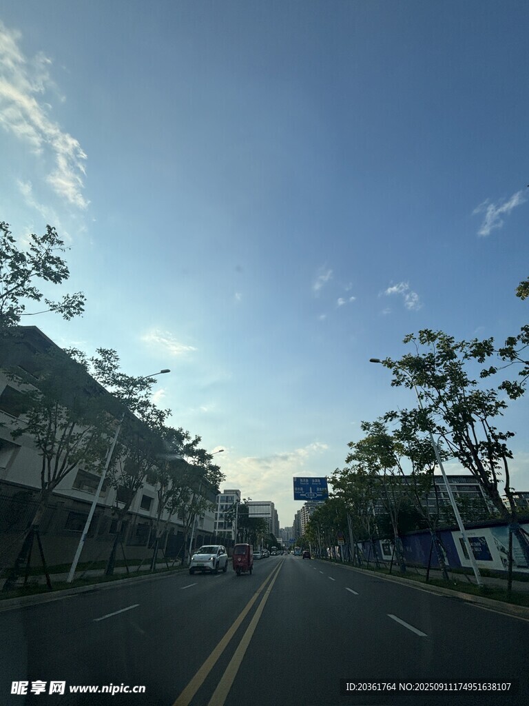 公路上的藍(lán)天綠樹(shù)風(fēng)景