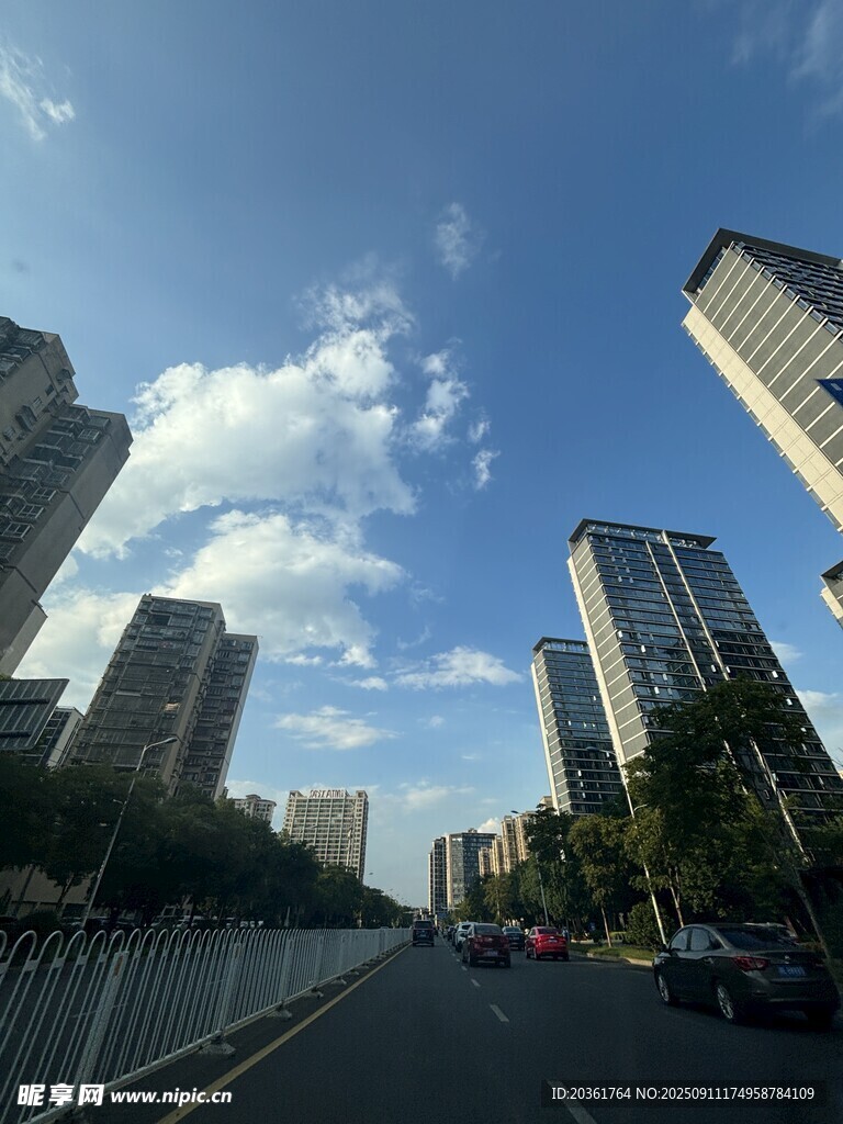 城市道路旁的高樓與藍(lán)天