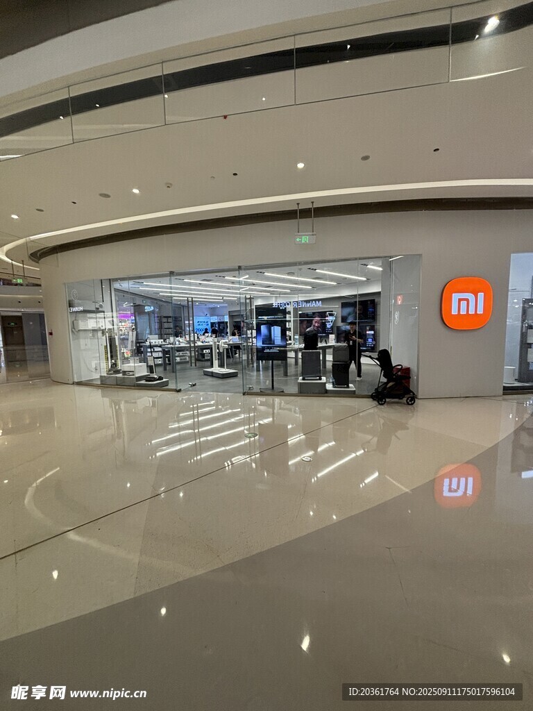 現(xiàn)代商場(chǎng)內(nèi)景