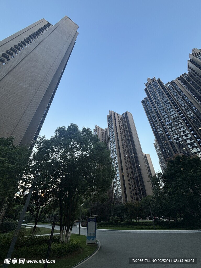 城市高樓與綠化景觀