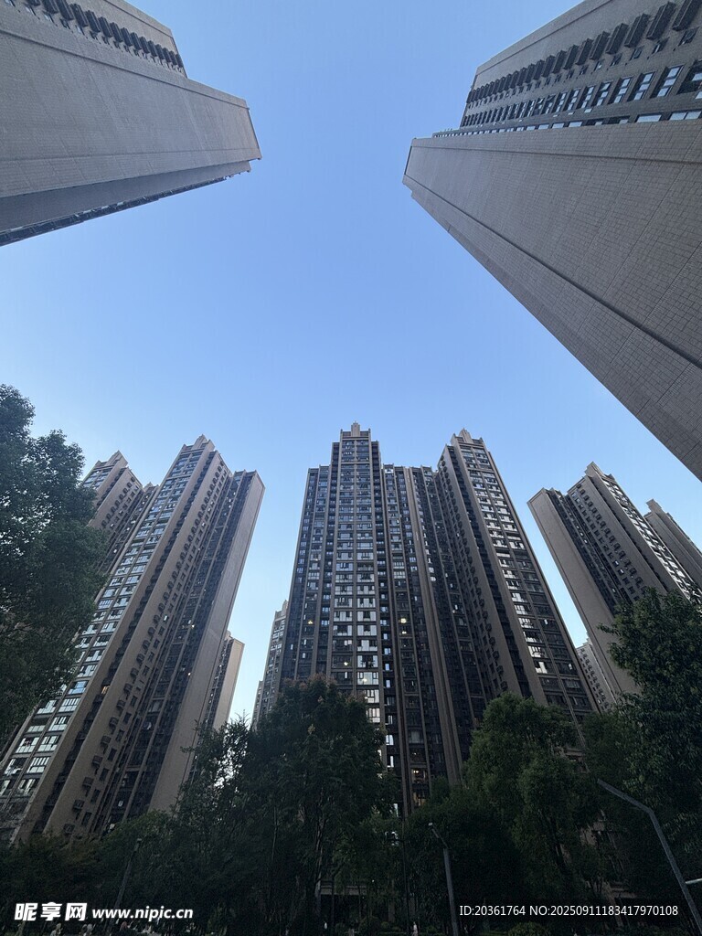 仰視林立高樓與藍(lán)天