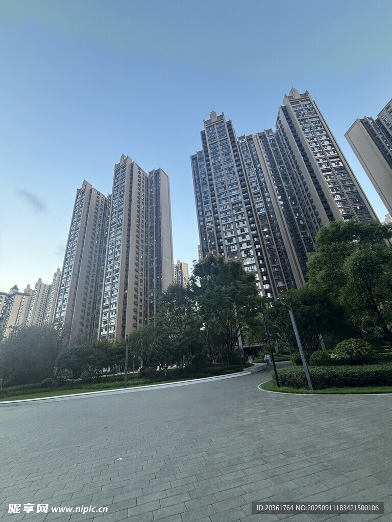 城市高樓與開闊綠地景觀