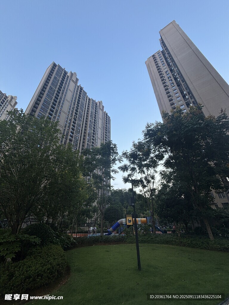 城市中的高樓與綠地景觀
