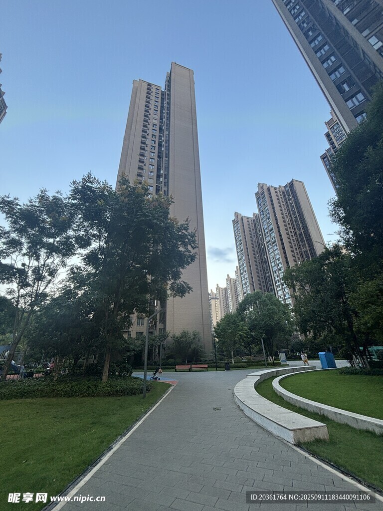 城市住宅區(qū)的靜謐小路