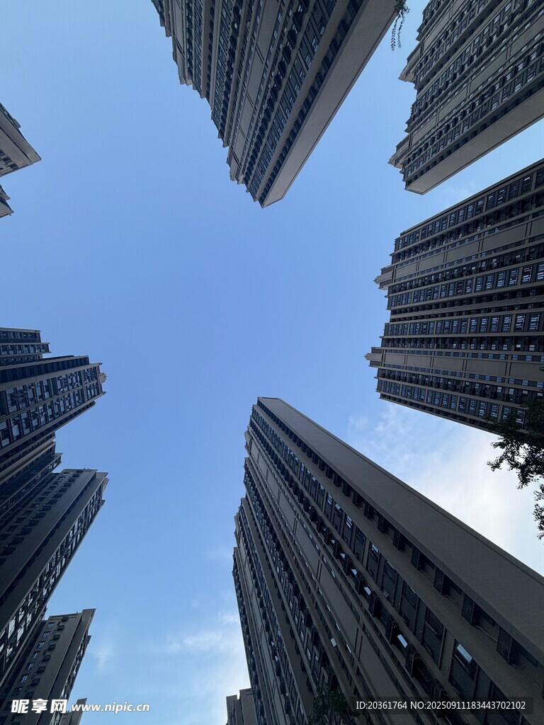 仰觀(guān)林立高樓