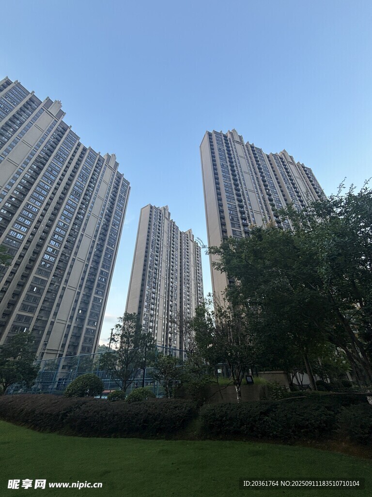 城市高樓與綠植景觀