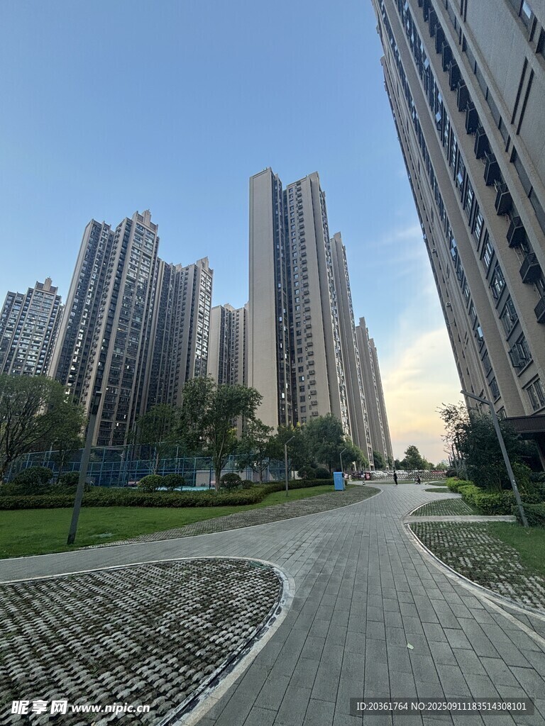 城市住宅區(qū)的寬闊道路