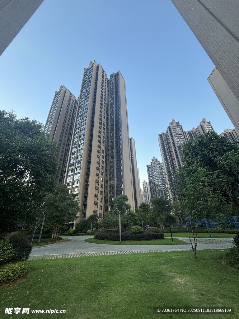 城市高層住宅旁的綠地景觀