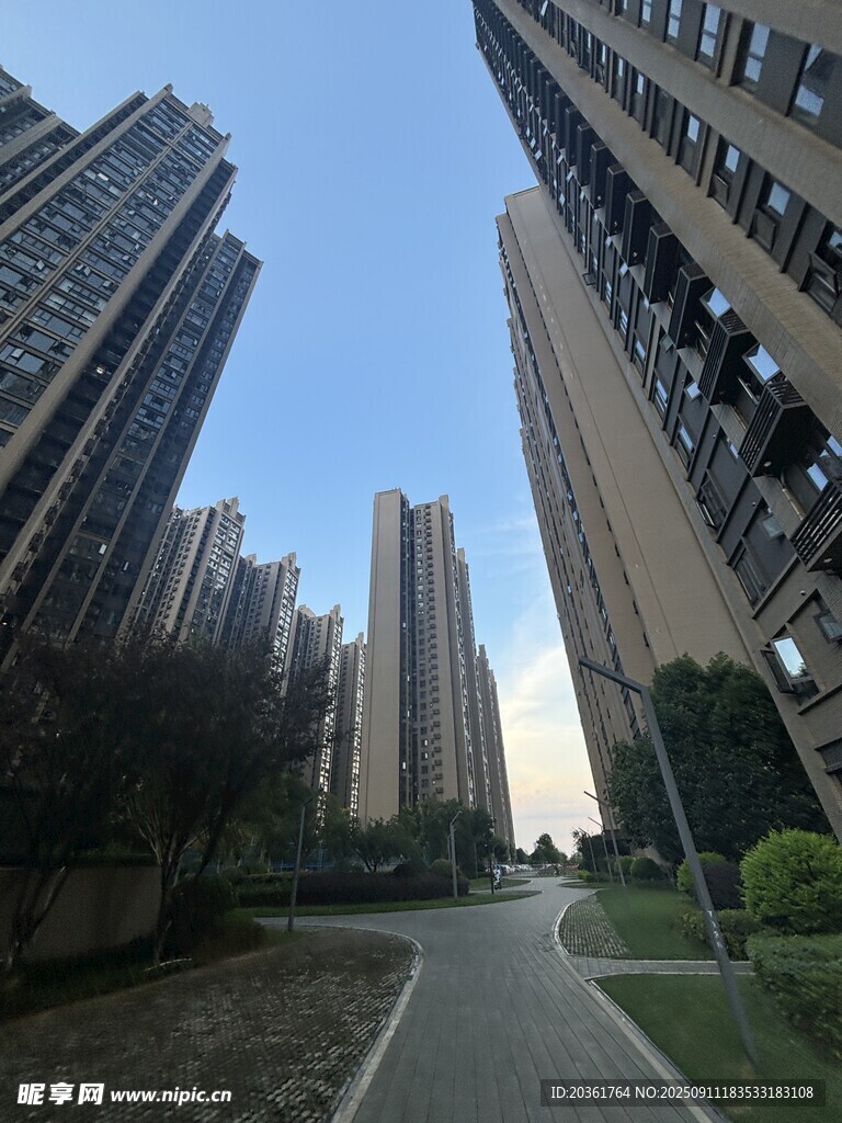 城市住宅區(qū)的寧?kù)o道路