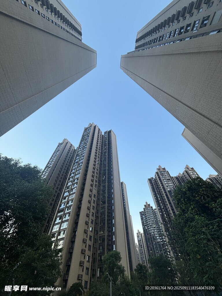 仰視林立高樓