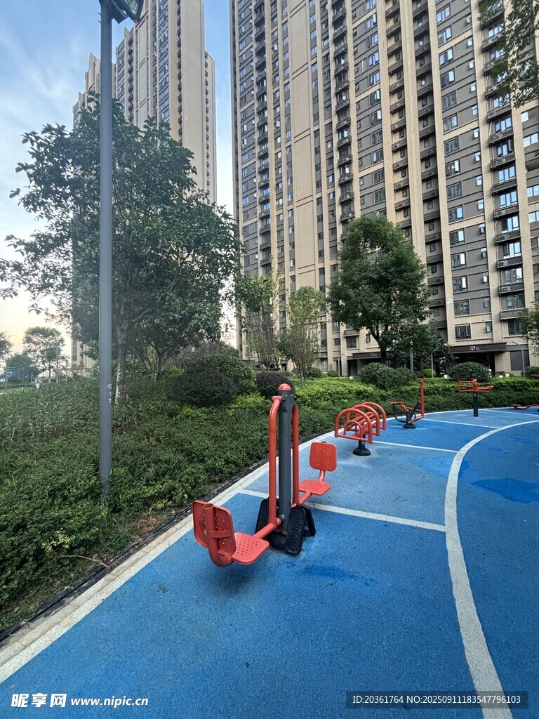 小區(qū)內(nèi)的兒童騎行游樂場地