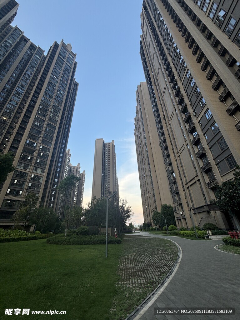 城市住宅區(qū)中的蜿蜒小路