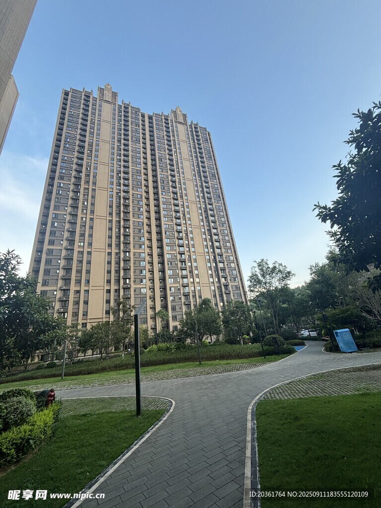 高層住宅旁的優(yōu)美小徑