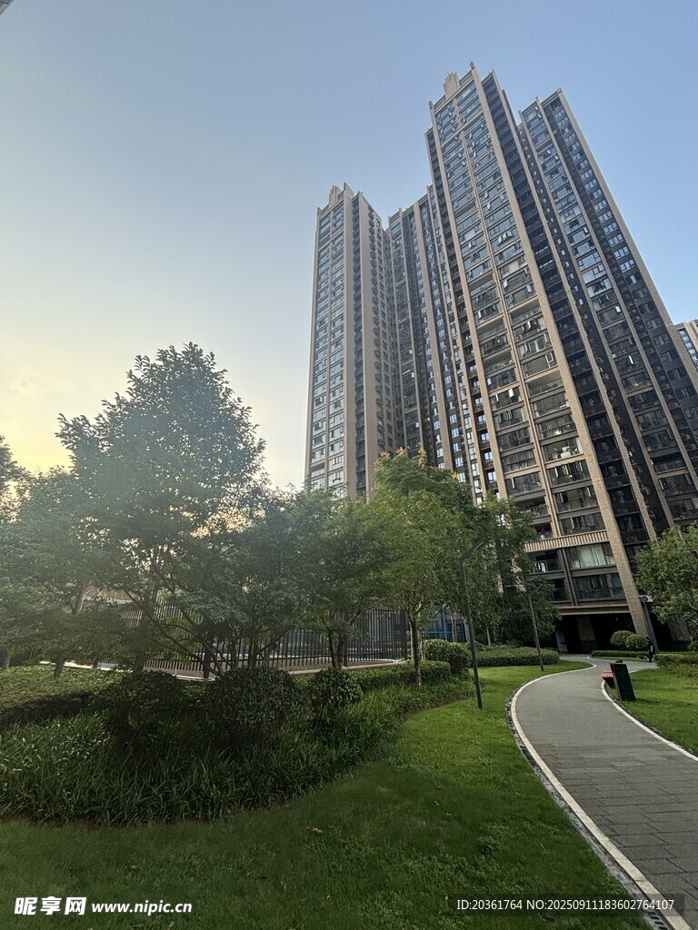 城市高樓旁的綠意景觀