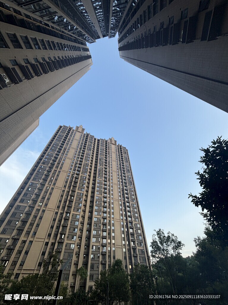 仰視城市高樓建筑景觀