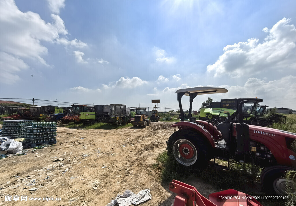 農(nóng)田中的拖拉機(jī)與農(nóng)機(jī)具