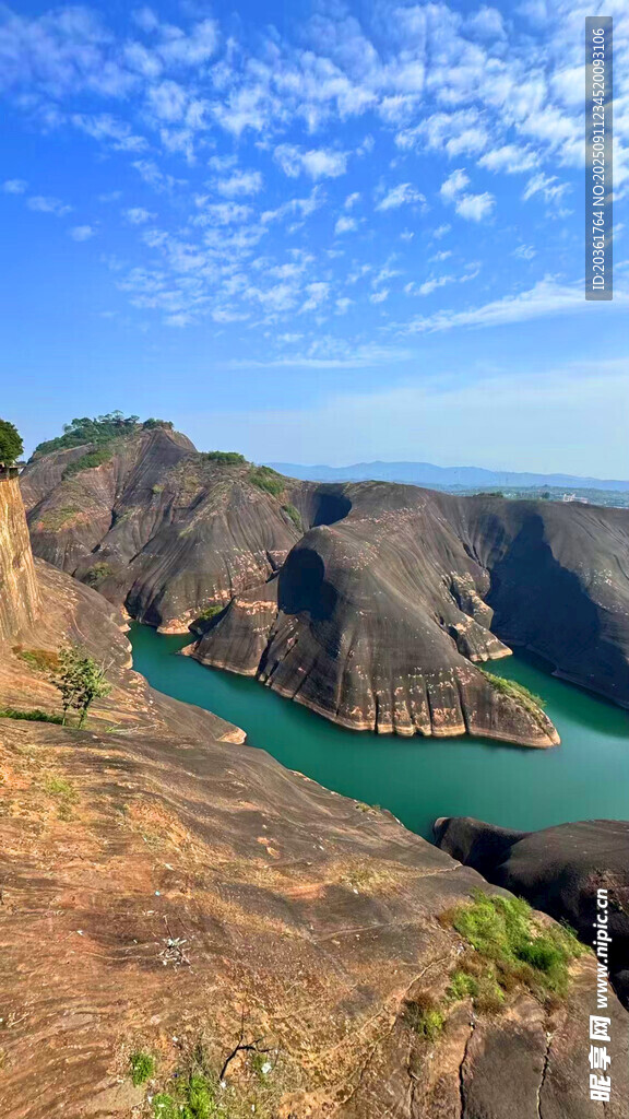 壯麗峽谷中的碧綠河流