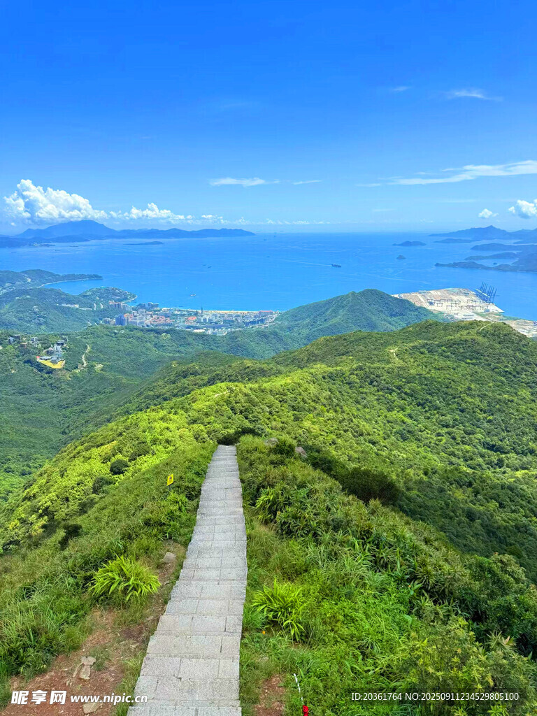 山間小徑通向碧海藍(lán)天