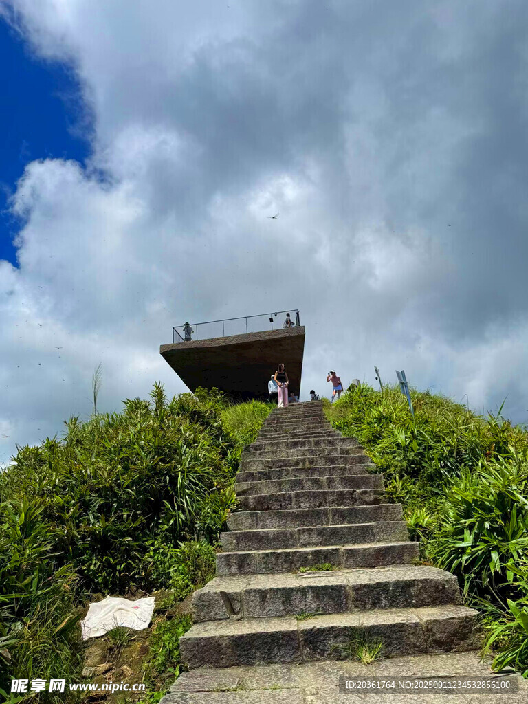 山頂觀景臺的石階之路