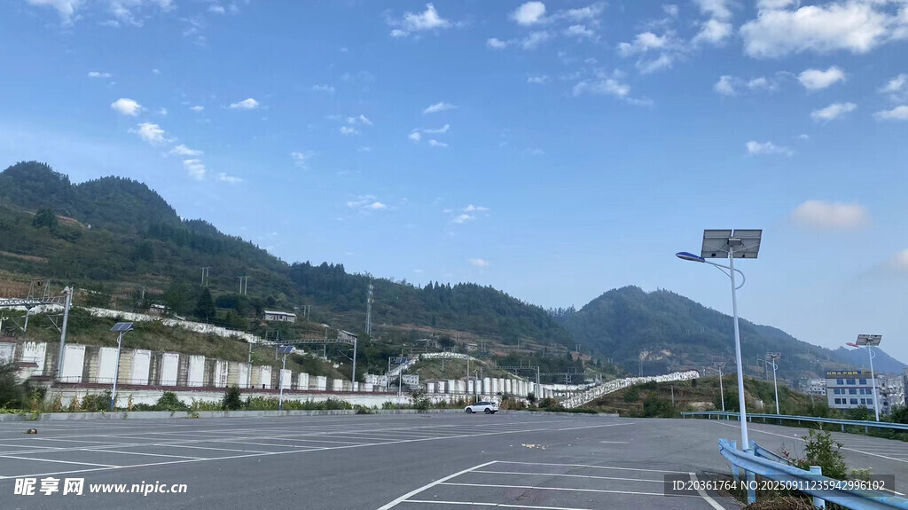 空曠公路與遠(yuǎn)山藍(lán)天美景