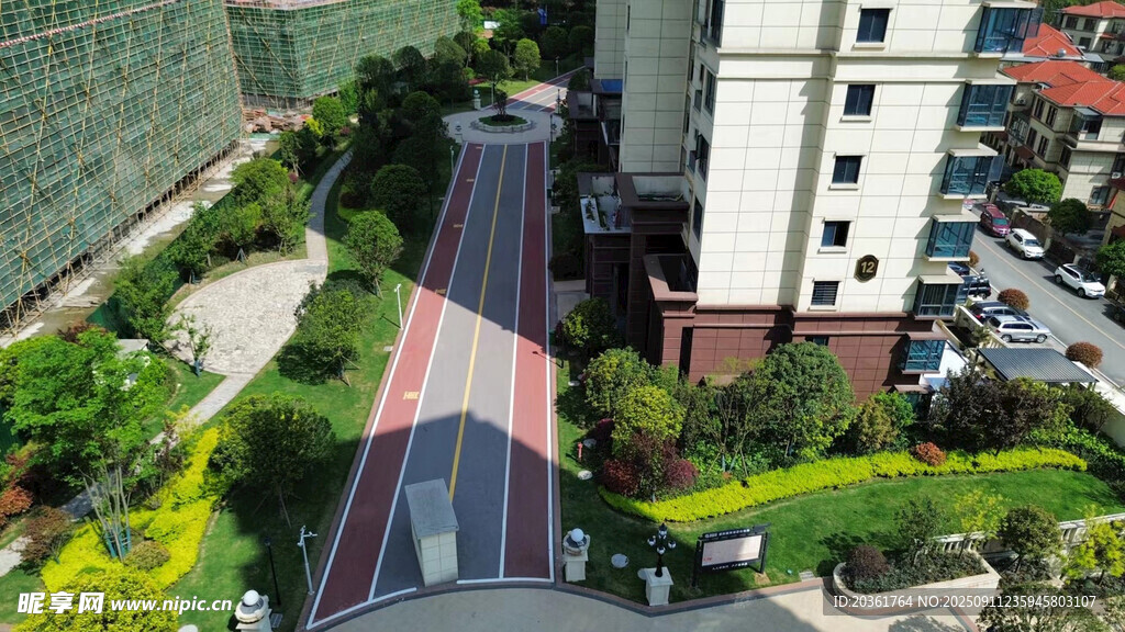城市中色彩斑斕的空中步道