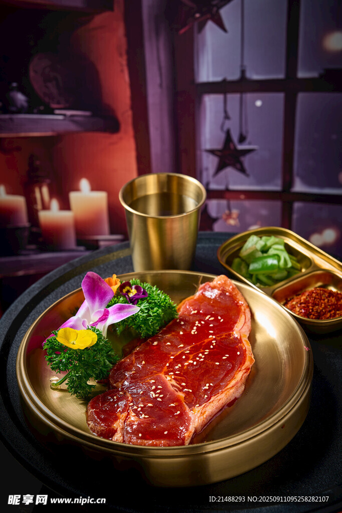 美味牛排擺放在精致餐盤上