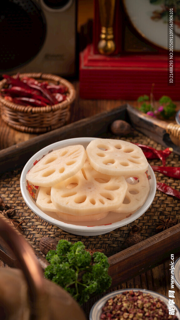 美味藕片擺于中式傳統(tǒng)盤上