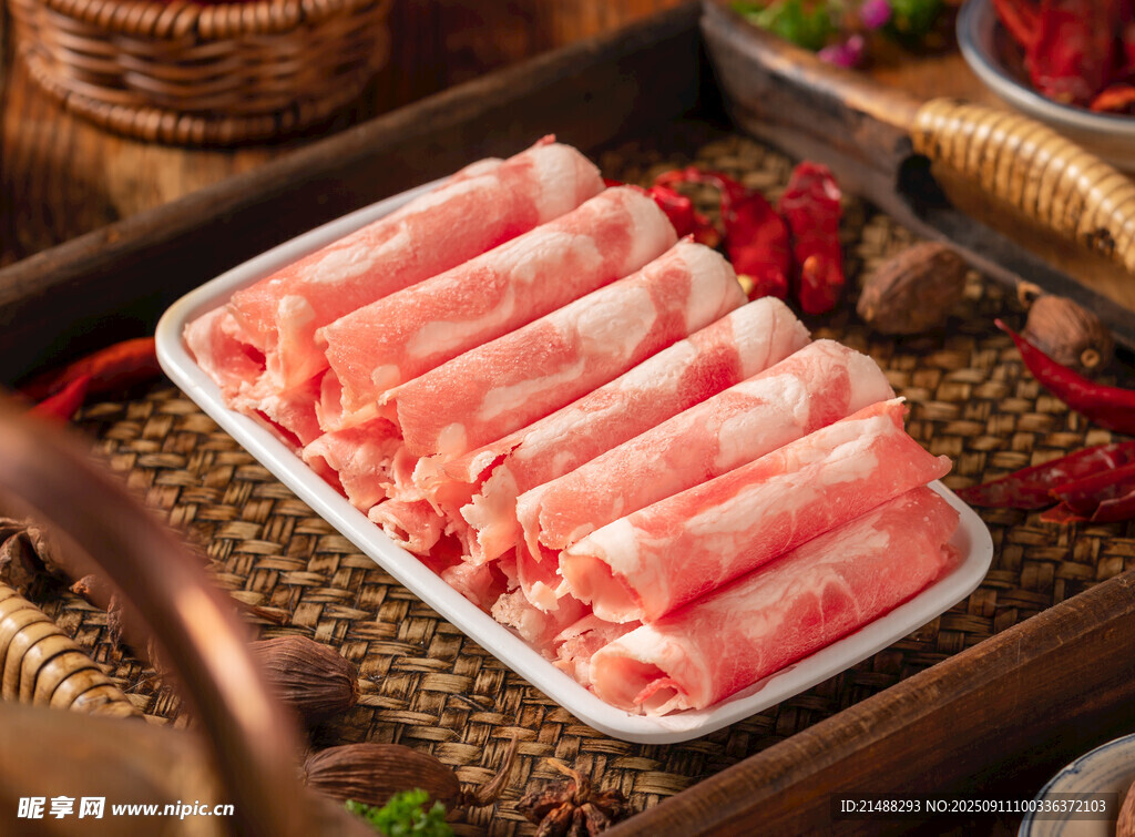 新鮮肥羊肉卷誘人呈現(xiàn)