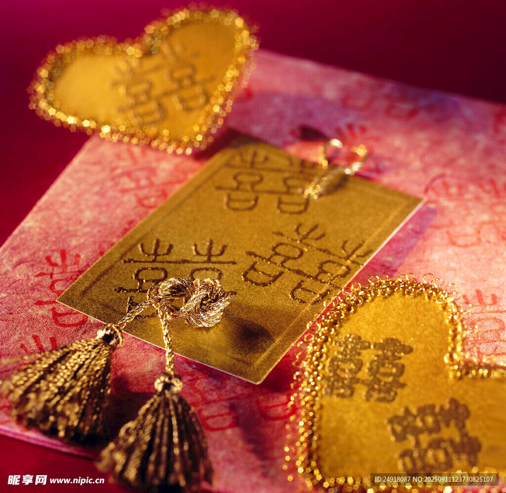 金色愛心飾品與卡片組合