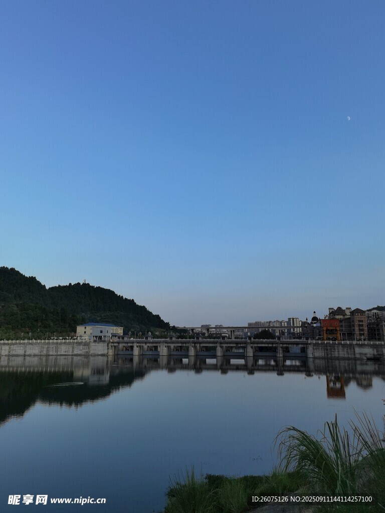 寧?kù)o湖畔的美麗風(fēng)光
