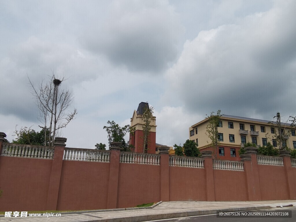 紅墻后的歐式建筑景觀