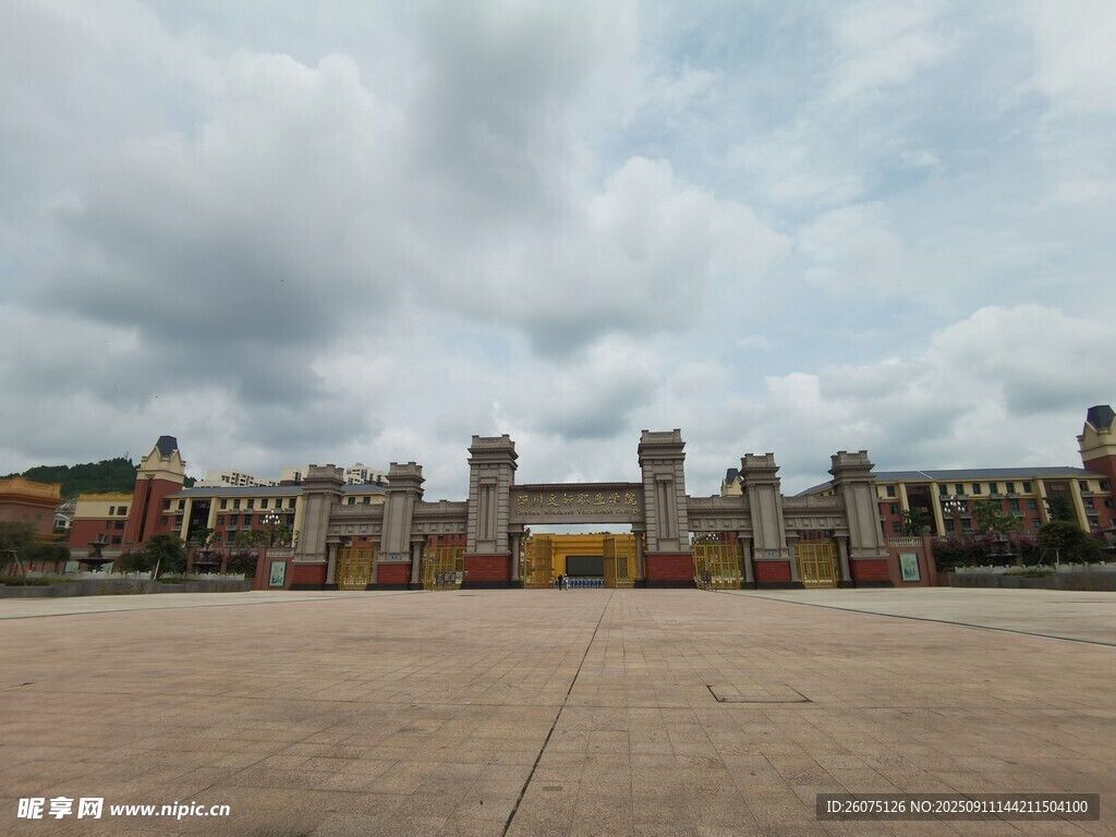 古老廣場(chǎng)上的宏偉建筑