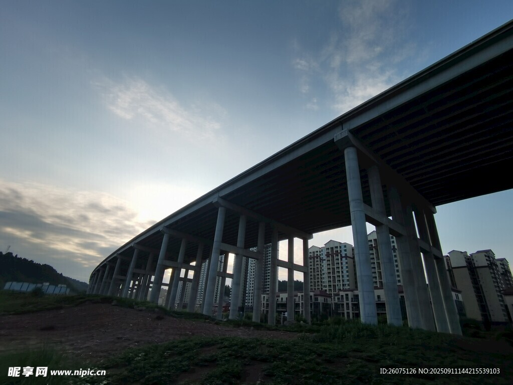 黃昏下的高架橋