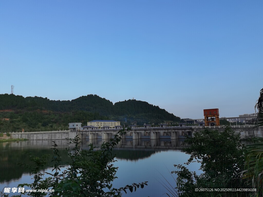 湖畔大壩風(fēng)光